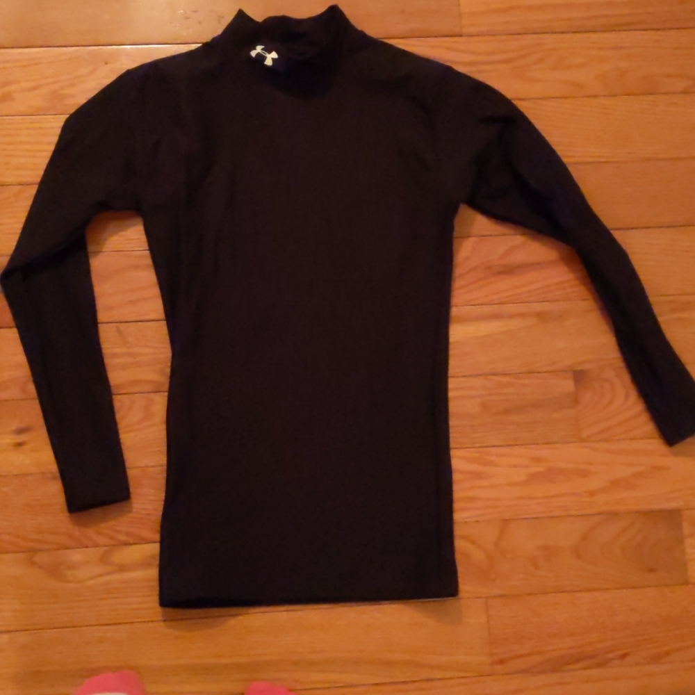 4/$25 Under armour turtleneck black long sleeve